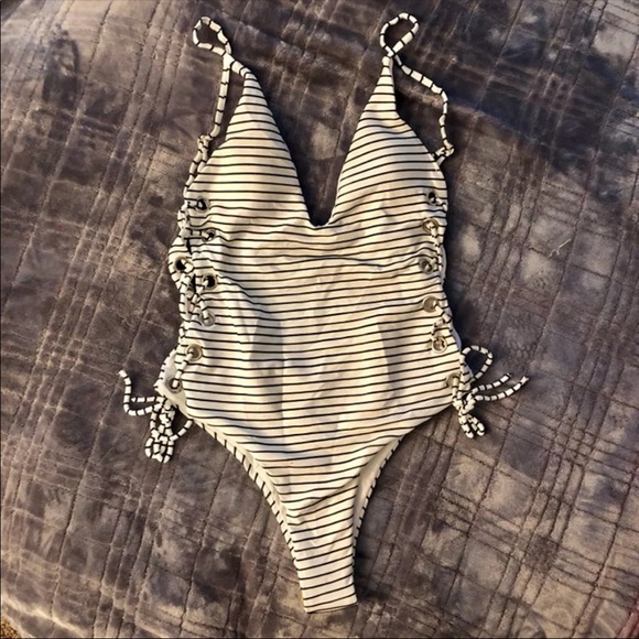 Plunging swimsuit - Picture 3 of 3